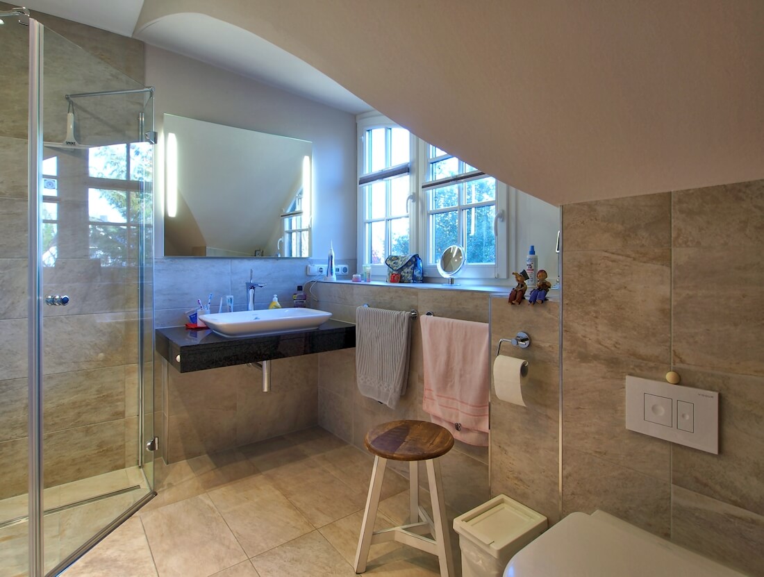 Badezimmer Obergeschoss, Blick von der Sauna in Richtung Waschbecken und Dusche.